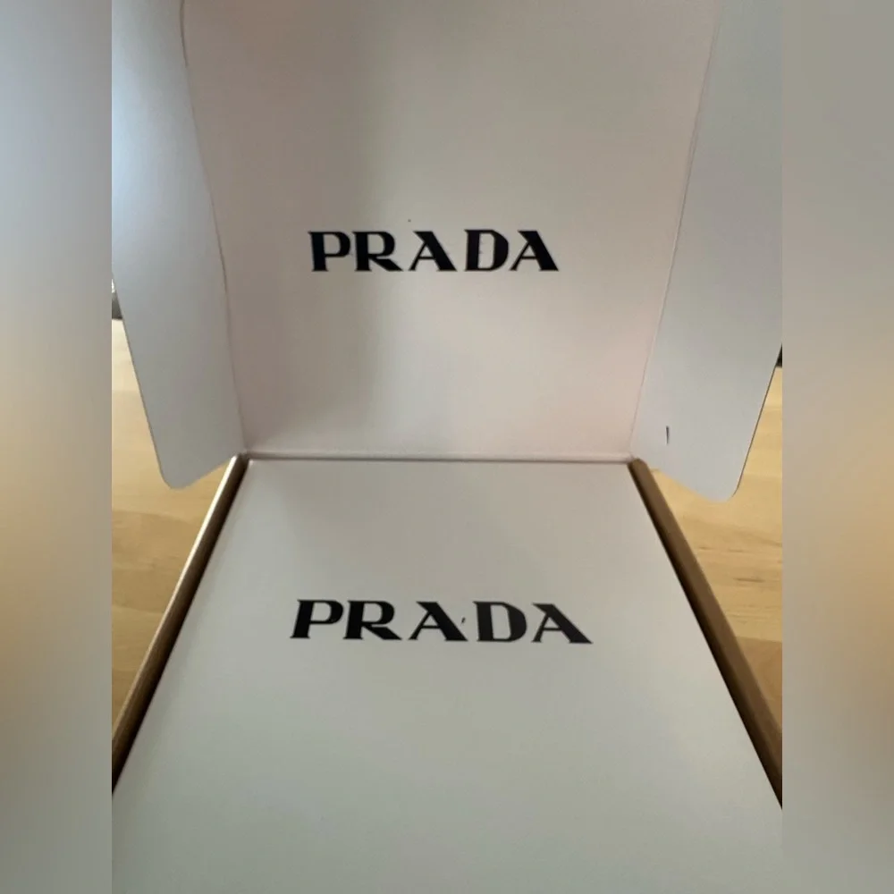 NIB Prada Dubai VIP Gift Set - Picture 11 of 13